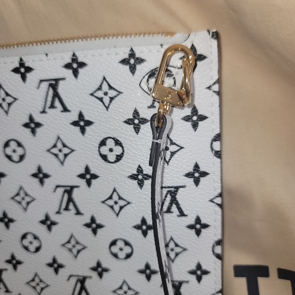Louis Vuitton Giant White Black Wristlet Pouch from Neverfull MM Giant Khaki Bag - Picture 17 of 17